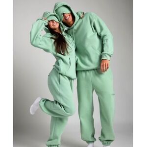 Comfrt Signature sweatshirt Hoodie Sage Green Built-in Eye Mask airplane mode S